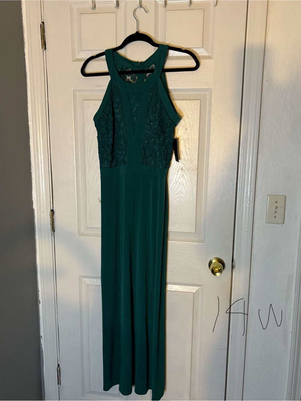 Elegant Green Lace-Detail Halter Evening Dress